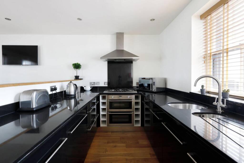 Beautiful 2 Bedroom Mews House With Parking By The Beach Brighton Exterior foto